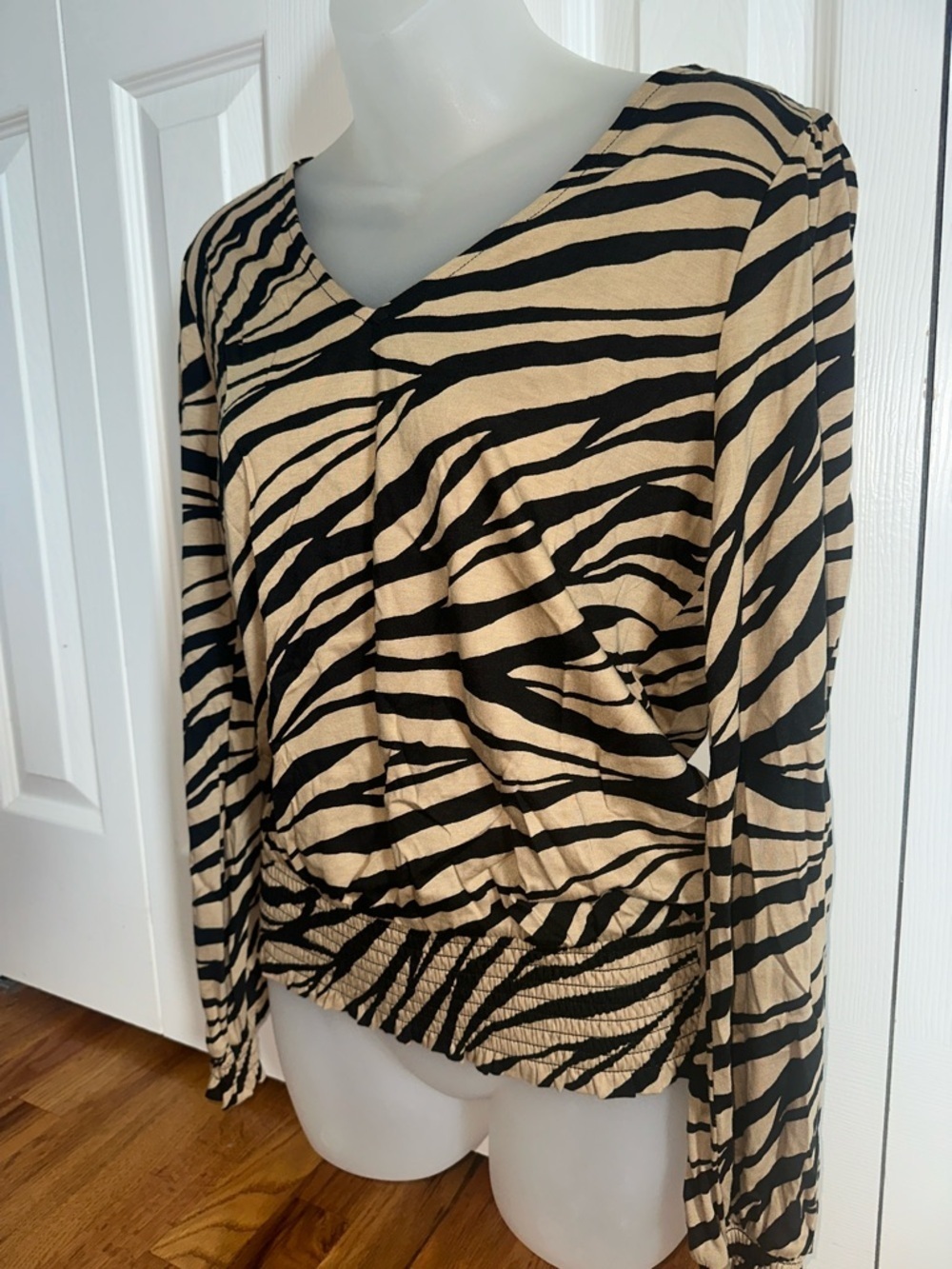 Michael Kors MK Beige and Black Zebra Tiger Stripe Long Sleeve Top Small S NWT - Picture 3 of 7